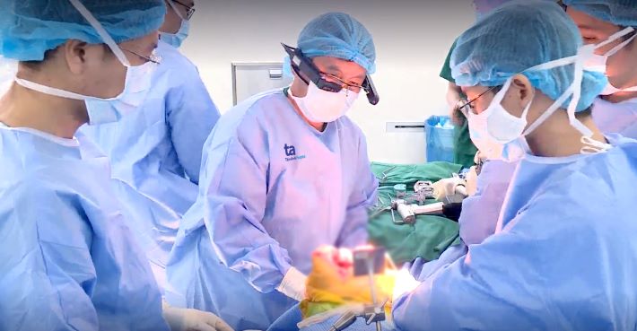 Lần đầu tiên Việt Nam đưa công nghệ thực tế ảo “mắt thần” vào thay khớp gối