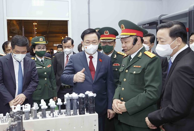 Chủ tịch Quốc hội trao Huân chương Bảo vệ Tổ quốc hạng Nhất cho Nhà máy Z111