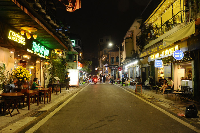 Phố đi bộ Hồ Gươm về đêm hoạt động trở lại