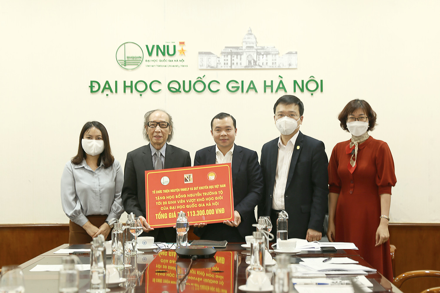 20 suất học bổng Nguyễn Trường Tộ được trao cho sinh viên ĐHQGHN nghèo vượt khó