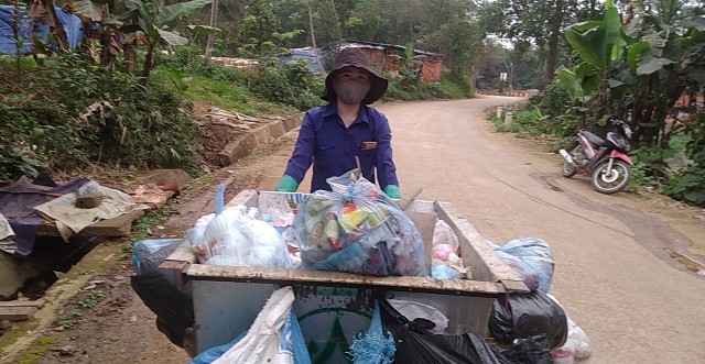 Nhọc nhằn nghề thu gom rác thải mùa dịch