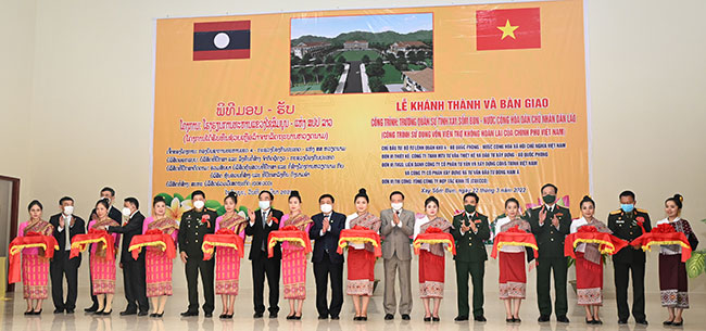 Khánh thành, bàn giao Trường Quân sự tỉnh Xay Sổm Bun CHDCND Lào