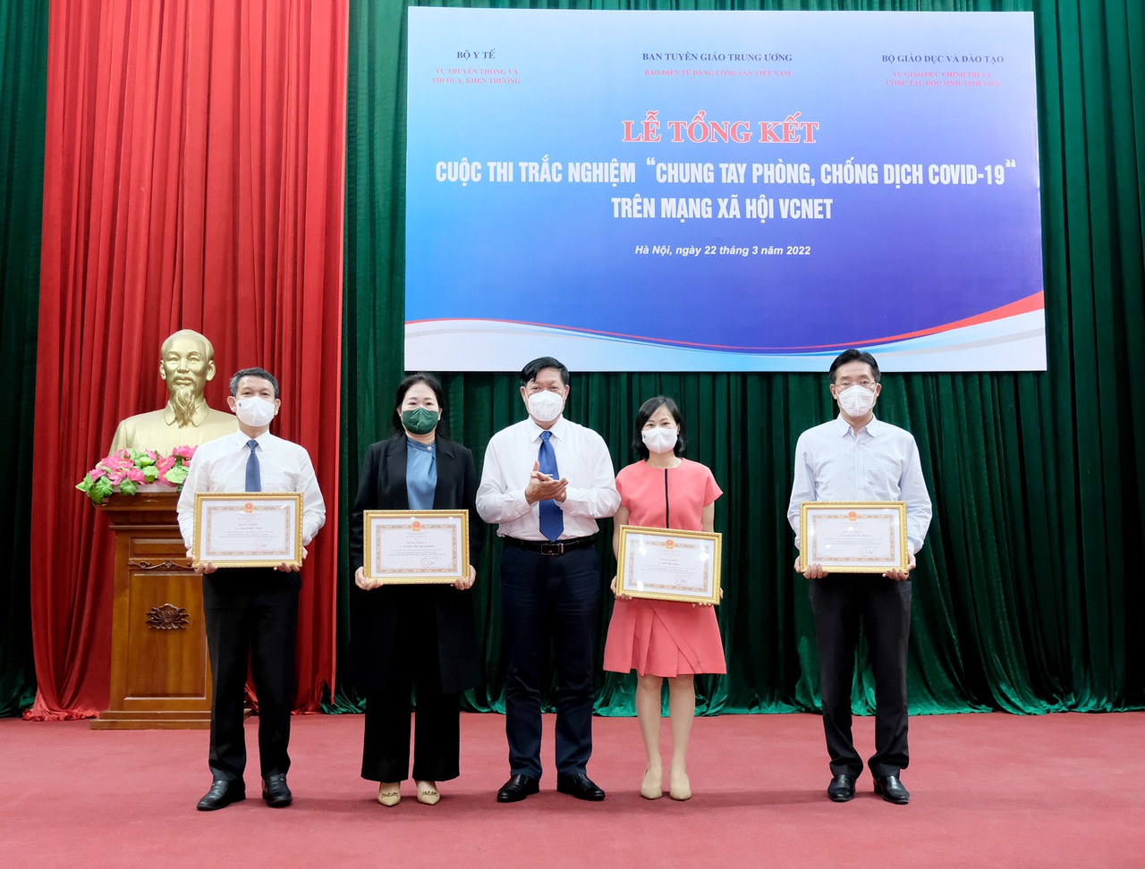 Hình ảnh tại Lễ tổng kết Cuộc thi trắc nghiệm Chung tay phòng, chống dịch COVID-19