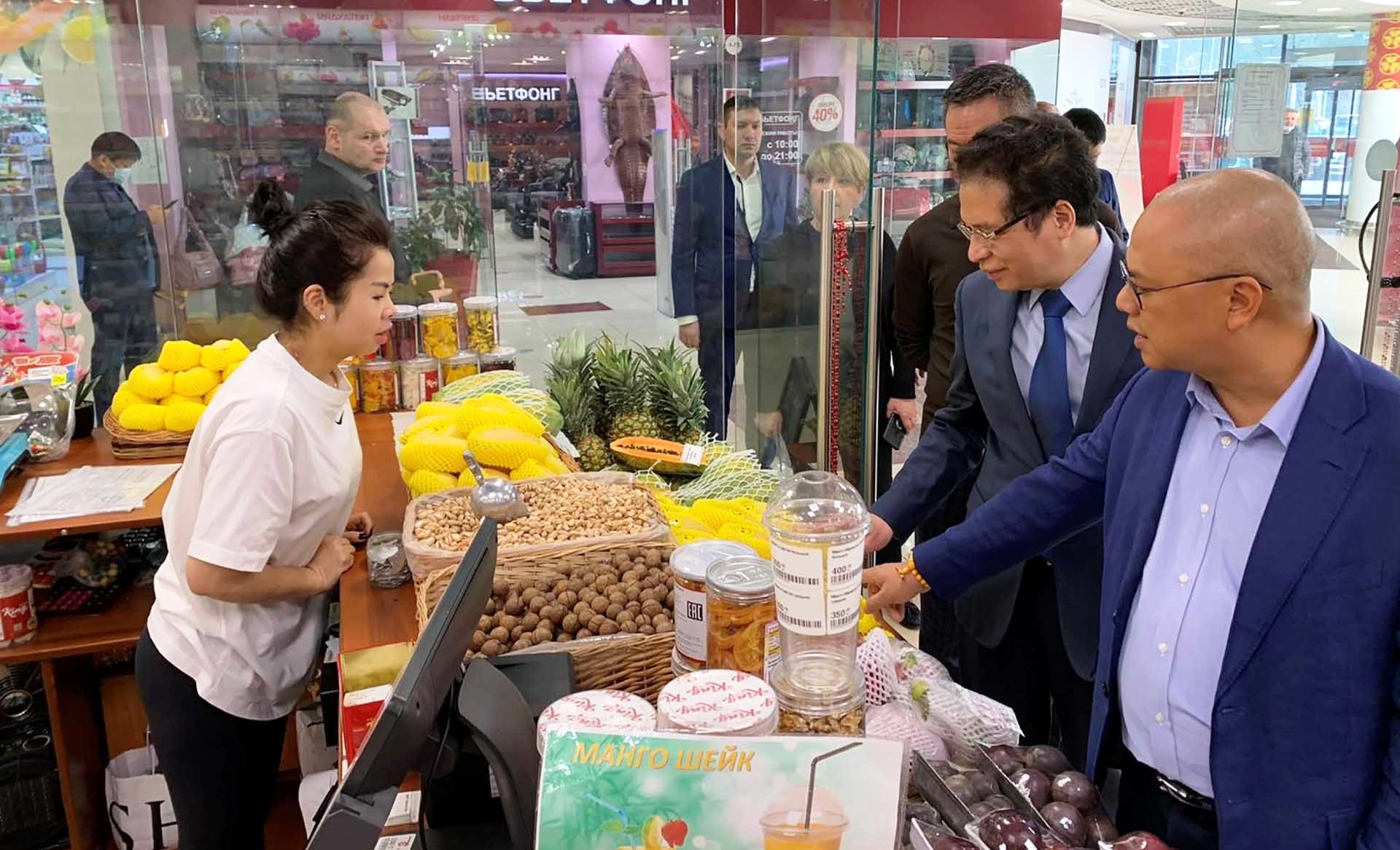 Sẵn sàng lắng nghe, tháo gỡ khó khăn cho cộng đồng người Việt tại Nga