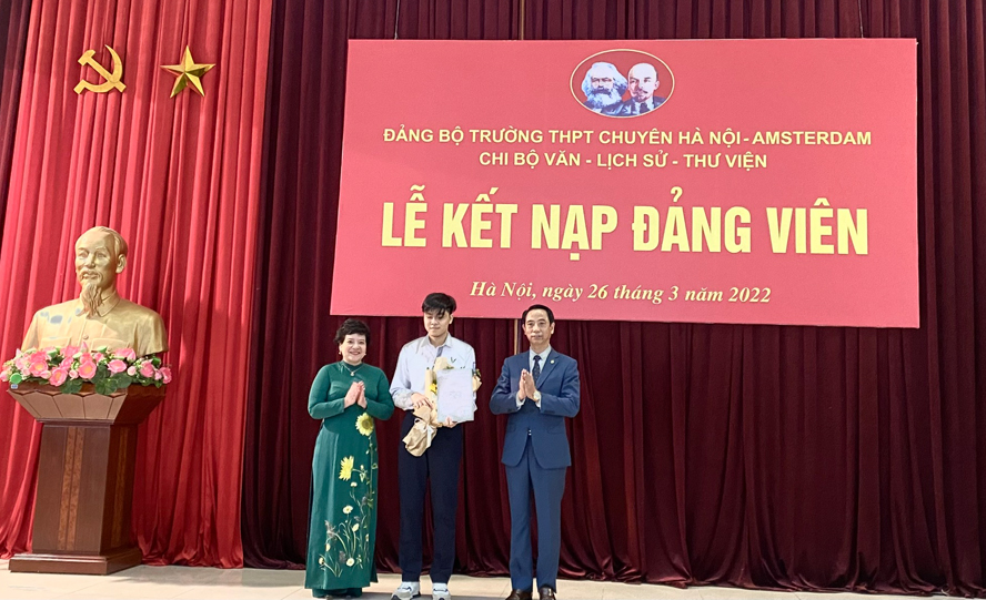 Học sinh đầu tiên của Trường THPT chuyên Hà Nội - Amsterdam vinh dự được kết nạp Đảng