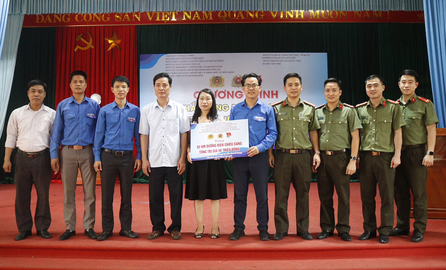 Tuổi trẻ chung tay thắp sáng đường quê tại Yên Thế, Bắc Giang