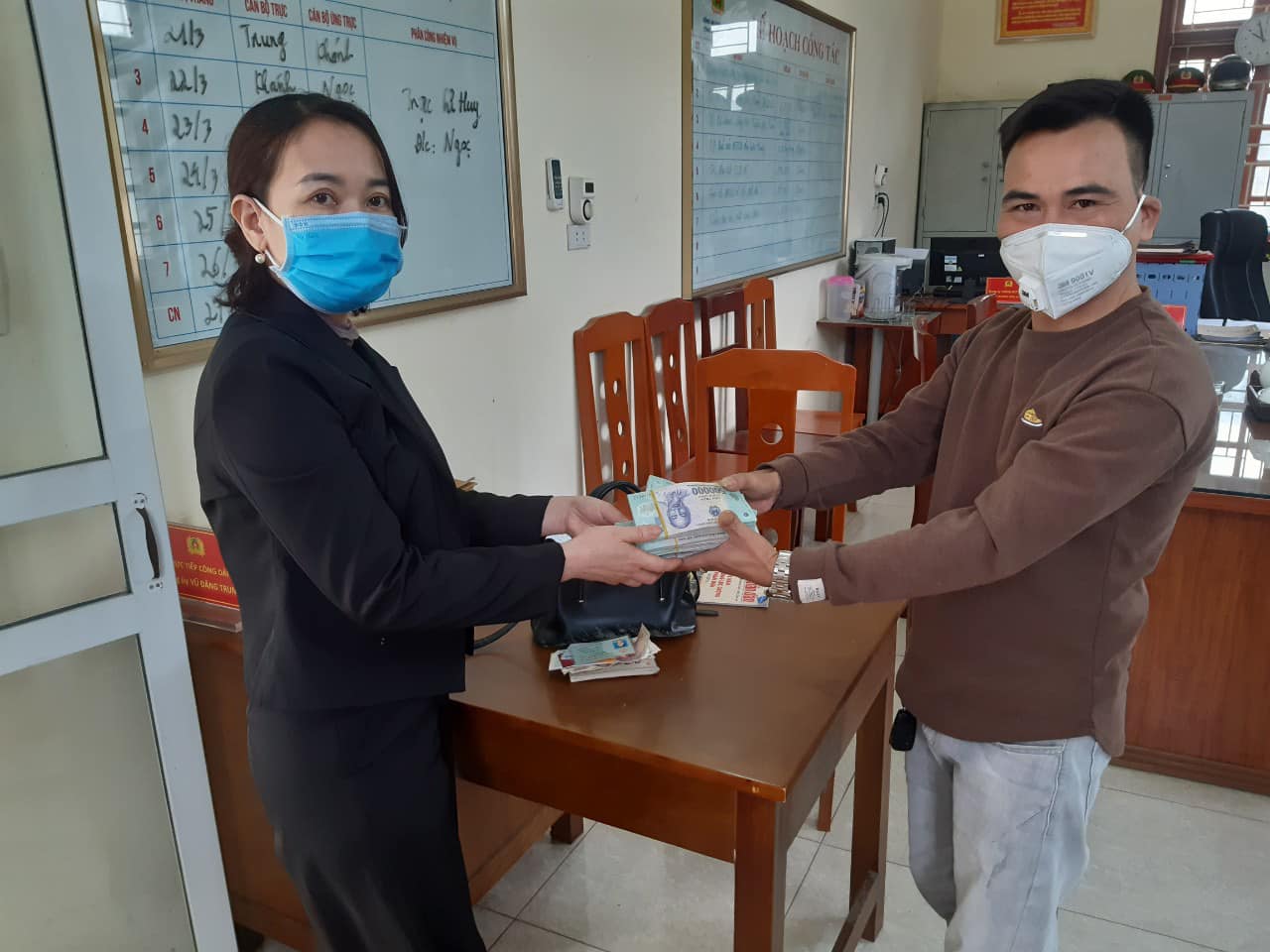 Yên Bái Nhặt được nửa tỷ đồng tìm trả lại người đánh rơi