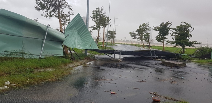 Mưa lớn kèm lốc sét gây thiệt hại tại một số địa phương