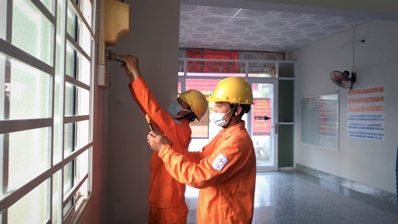 EVNSPC tăng cường dịch vụ khách hàng trong cao điểm tháng nóng