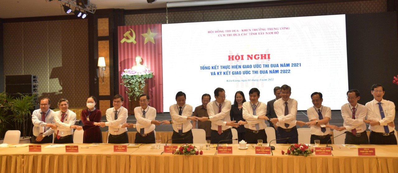 Cụm thi đua các tỉnh Tây Nam Bộ ký giao ước thi đua năm 2022