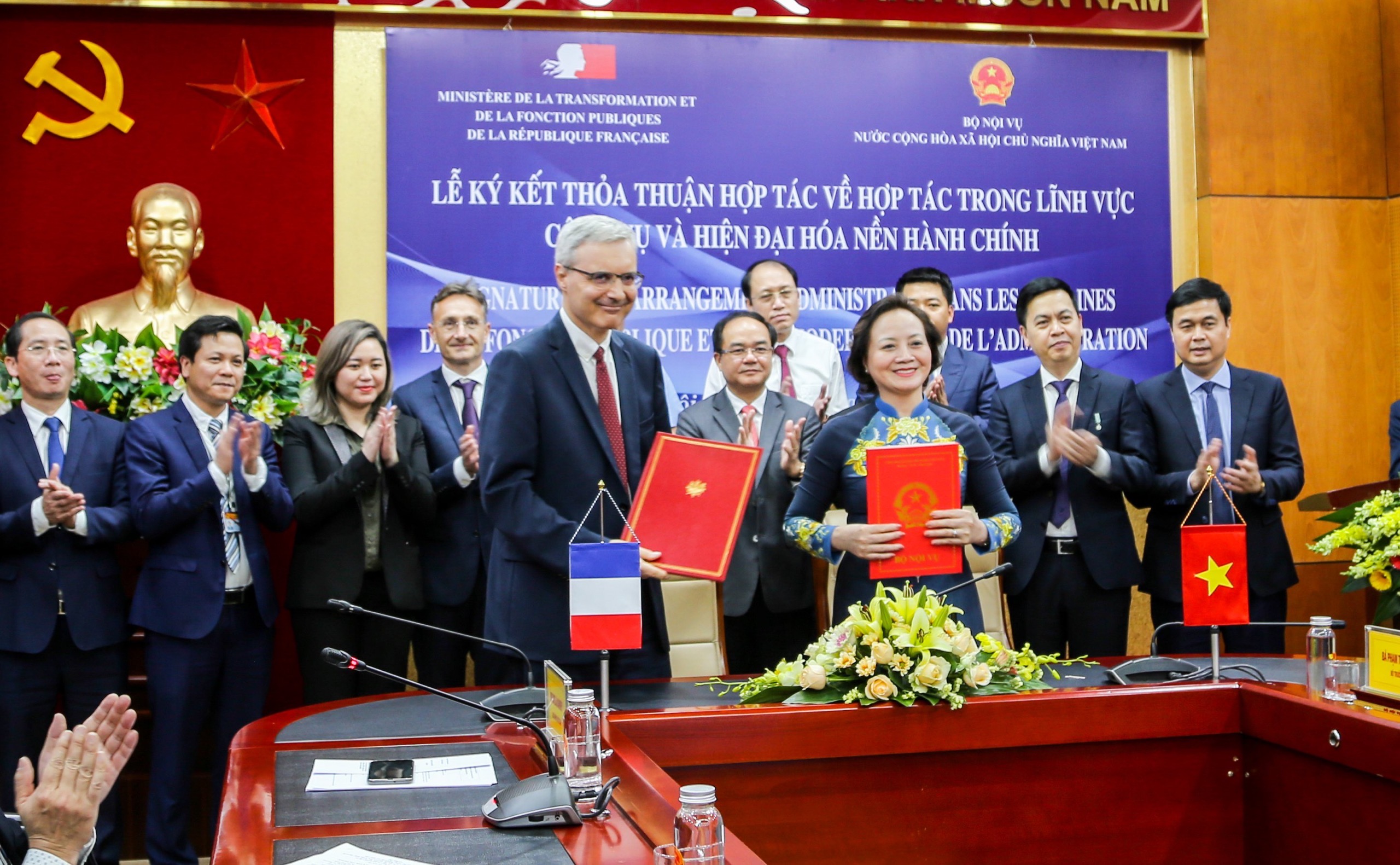 Việt Nam - Pháp Ký thỏa thuận về hợp tác trong lĩnh vực công vụ và hiện đại hóa nền hành chính