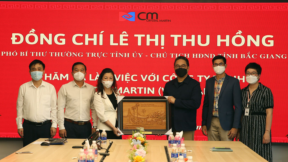 Phó Bí thư Thường trực Tỉnh ủy Lê Thị Thu Hồng dự lễ kết nạp đảng viên mới tại Khu công nghiệp