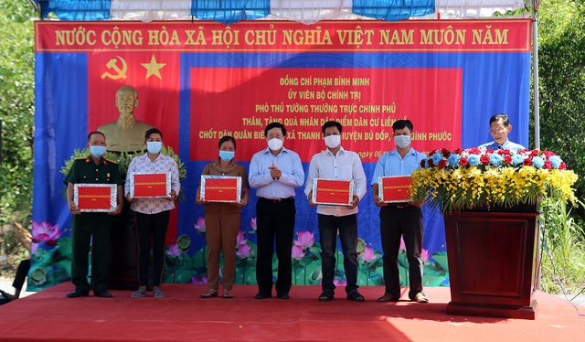 Đồng chí Phạm Bình Minh thăm, tặng quà người dân biên giới Bình Phước