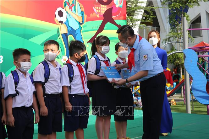 Trao bảo trợ dài hạn cho thiếu nhi mồ côi do dịch COVID-19 tại Bình Dương