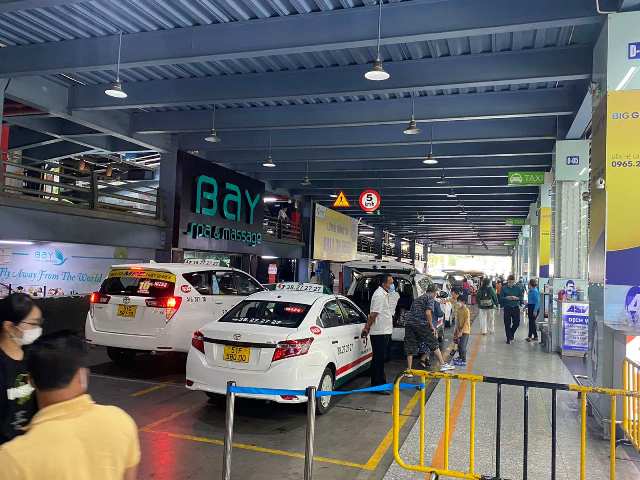 Cảng Hàng không Tân Sơn Nhất tìm giải pháp cung ứng đủ taxi dịp nghỉ lễ
