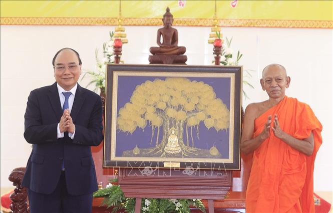 Tạo điều kiện cho đồng bào có đạo và chức sắc các tôn giáo thực hiện tốt việc tu hành chân chính