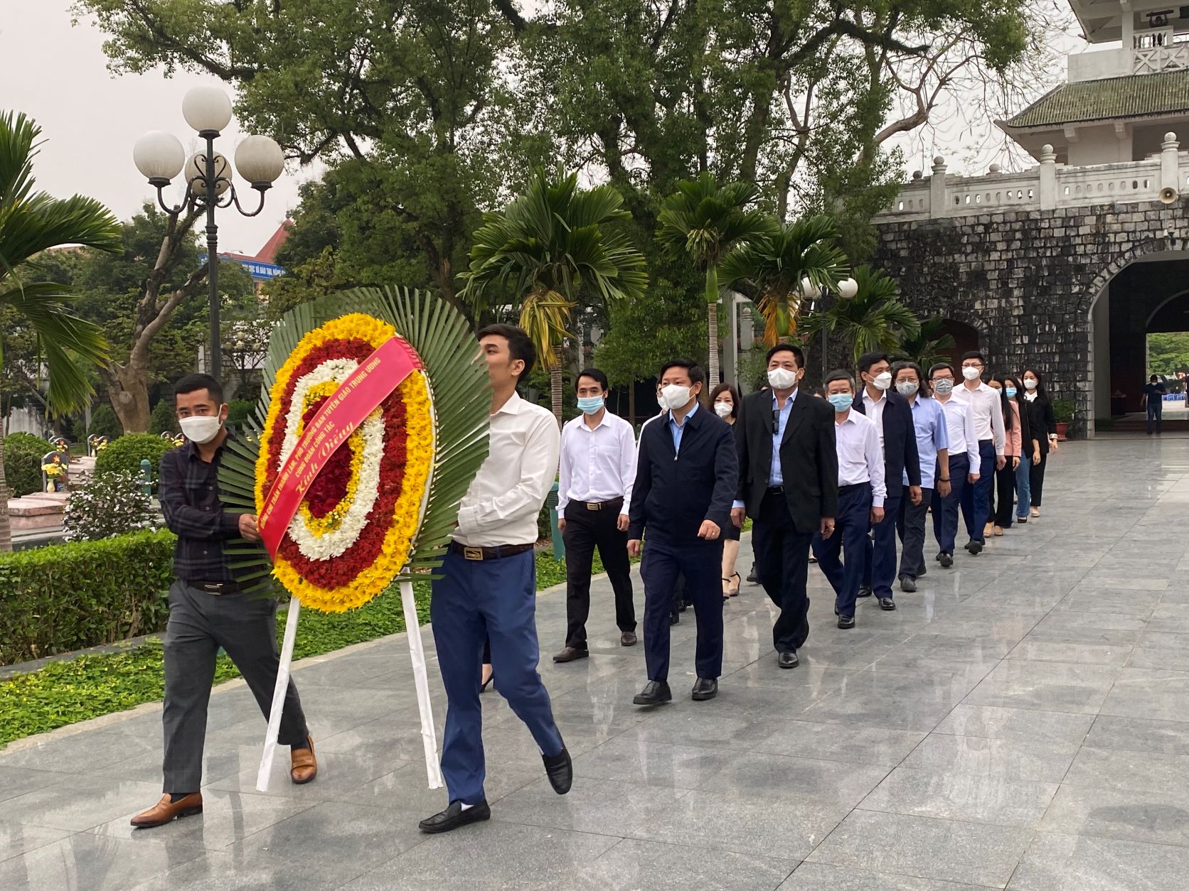 Dâng hương tưởng niệm các anh hùng, liệt sĩ tại Nghĩa trang liệt sĩ A1