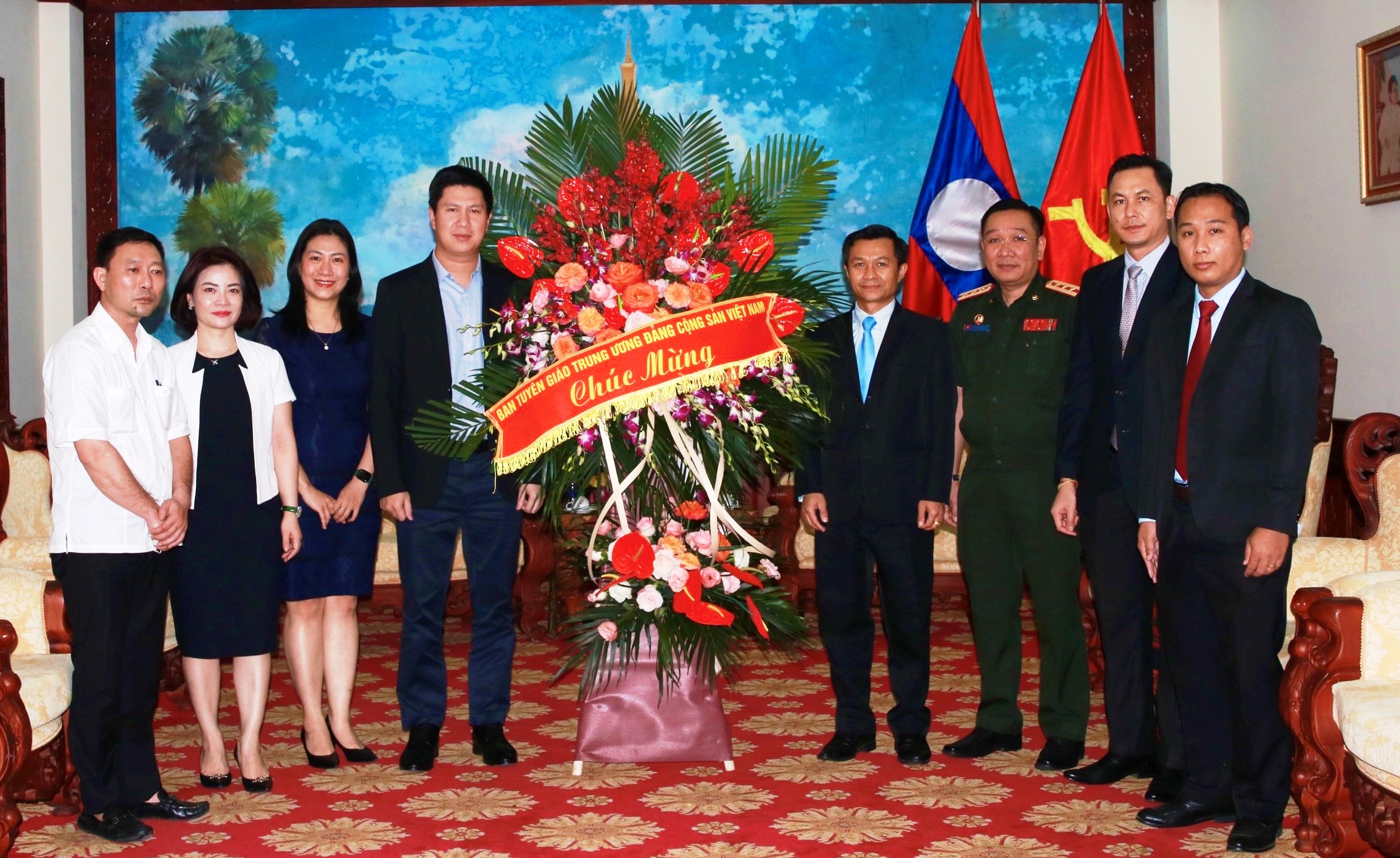 Ban Tuyên giáo Trung ương chúc Tết Cổ truyền tại Đại sứ quán Lào