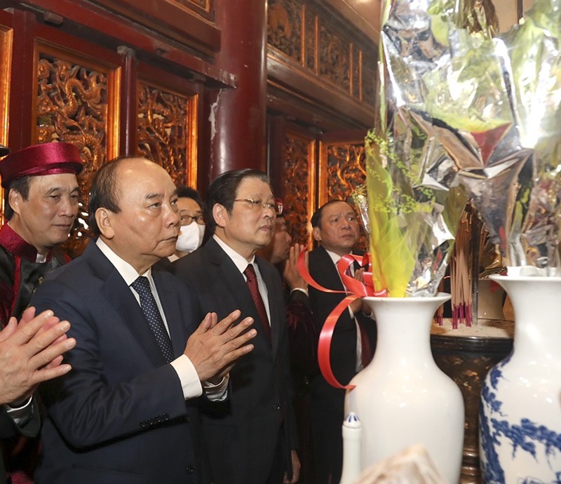 Dâng hương tưởng nhớ các Vua Hùng
