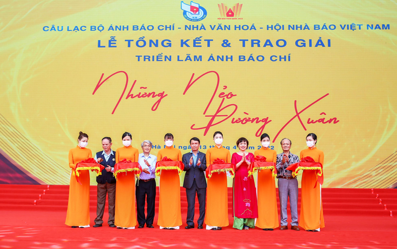 Triển lãm ảnh báo chí “Những nẻo đường xuân”