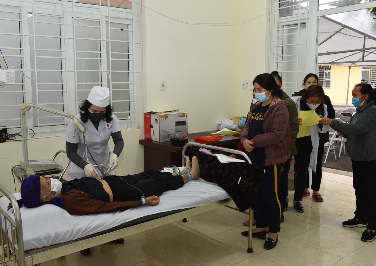 Khám, chữa bệnh, cấp thuốc miễn phí cho người dân biên giới tỉnh Cao Bằng