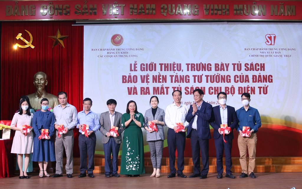 Nâng cao trình độ lý luận chính trị của đảng viên qua Tủ sách Chi bộ điện tử