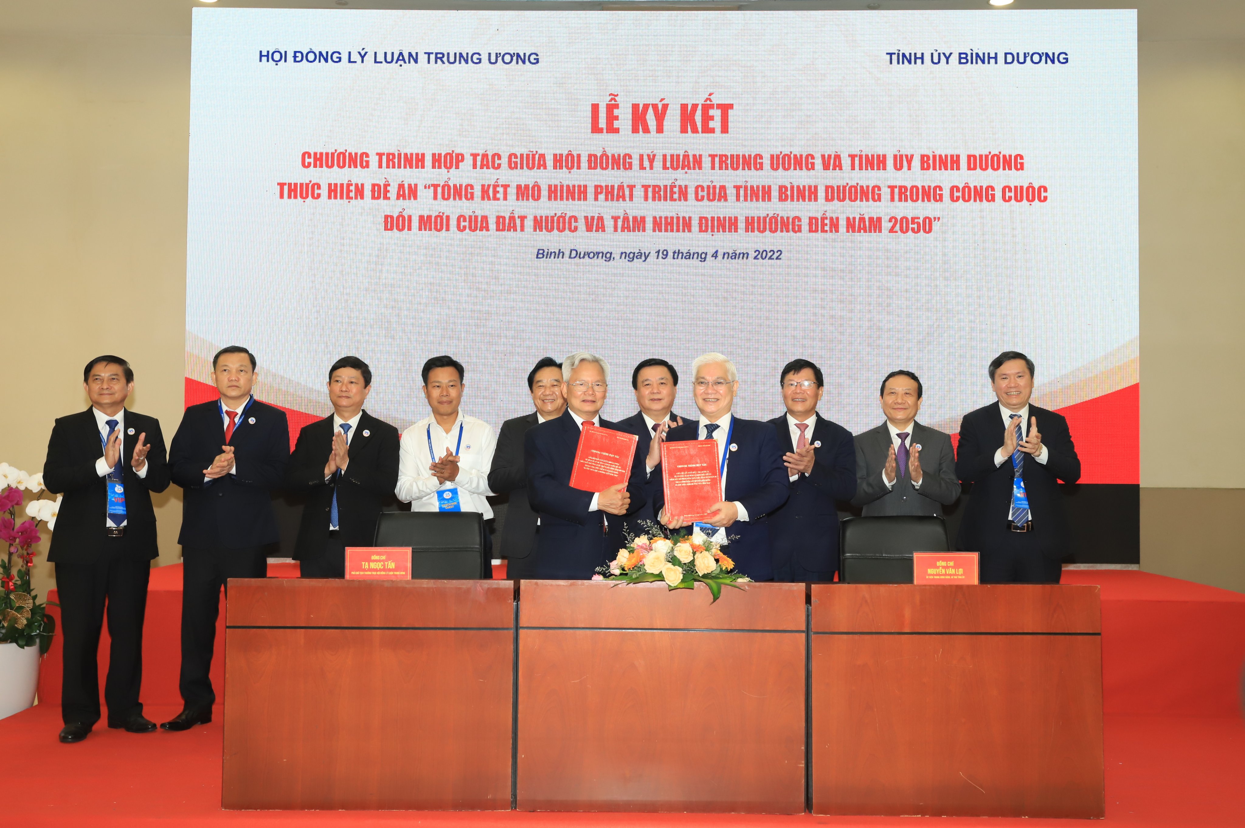 Ký kết thực hiện Đề án tổng kết mô hình phát triển tỉnh Bình Dương trong công cuộc đổi mới