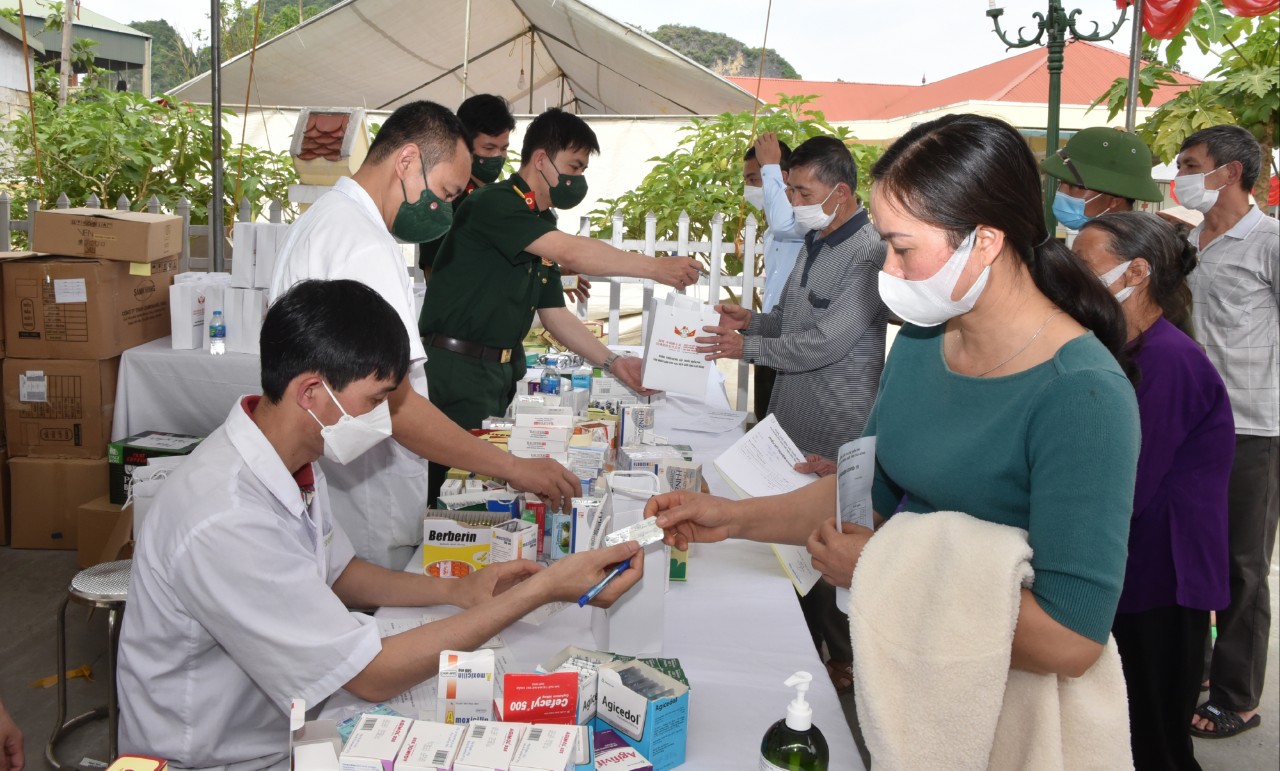Khám, chữa bệnh cho người dân biên giới tại Cao Bằng