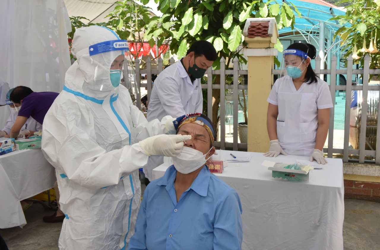 Test COVID-19 cho trên 5 200 lượt người dân đến khám, chữa bệnh miễn phí ở khu vực biên giới Cao Bằng
