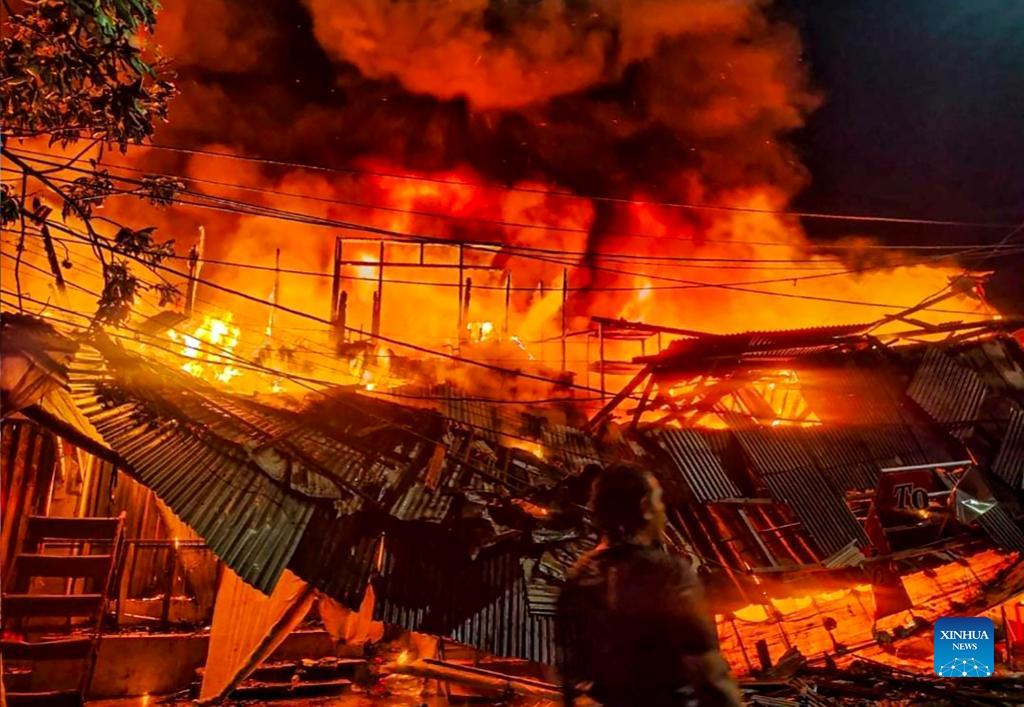 Indonesia Hơn 400 ngôi nhà và cửa hàng bị thiêu rụi vì hỏa hoạn ở Chợ Gembrong
