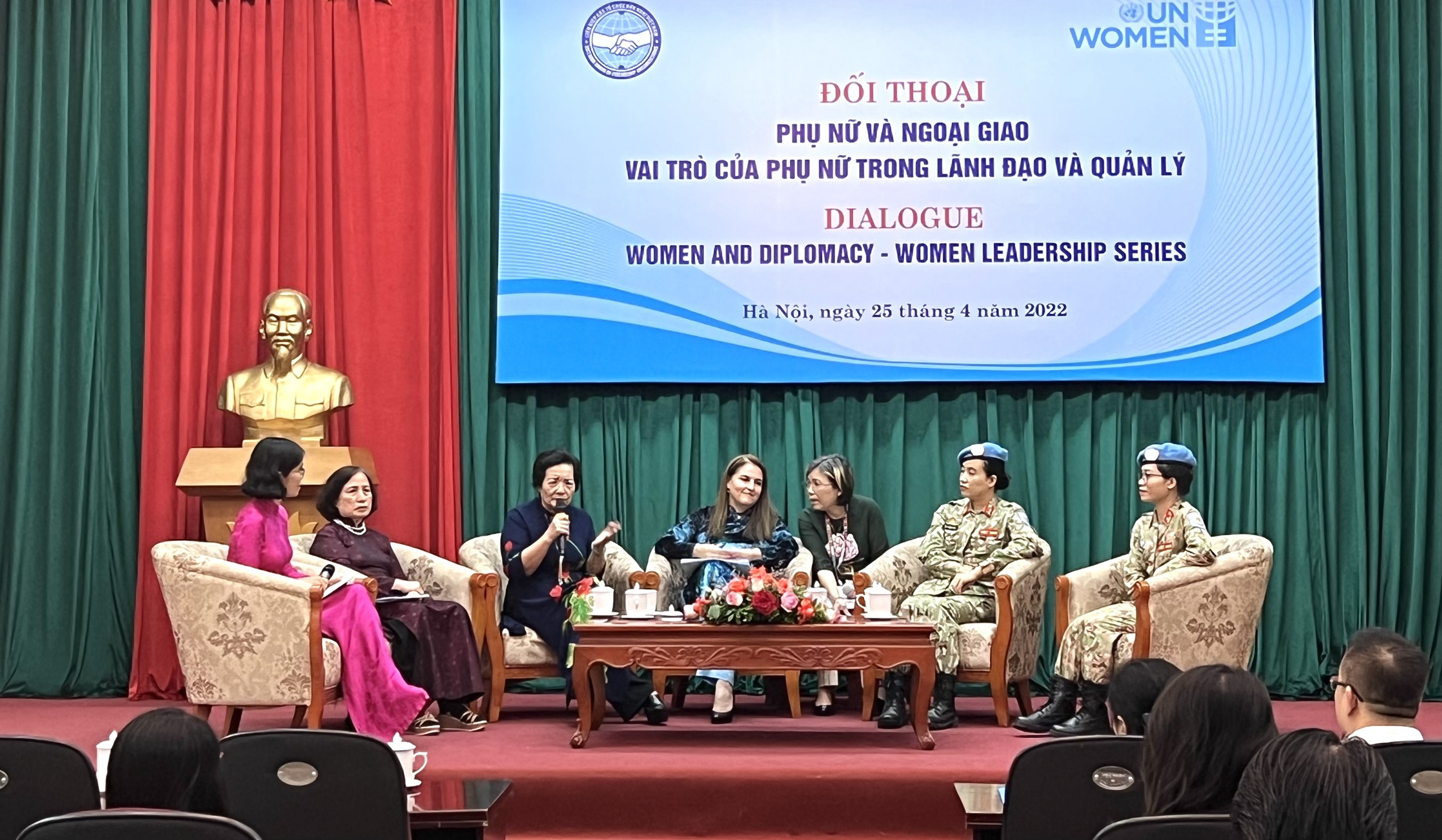 Cán bộ nữ ngoại giao Vai trò trong lãnh đạo và quản lý
