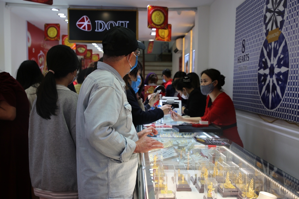 Đầu tuần giá vàng lao dốc mạnh