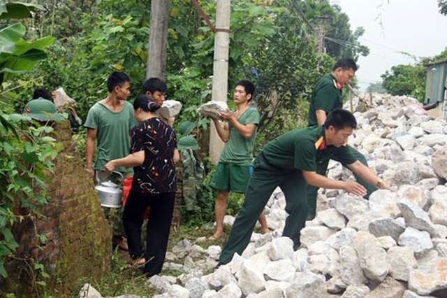Đoàn kết, gắn bó cùng nhân dân