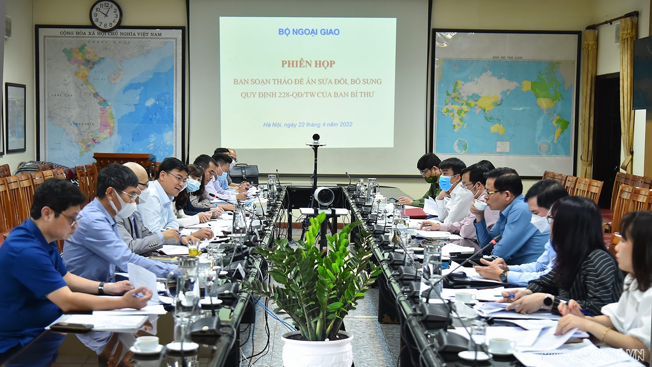Soạn thảo sửa đổi, bổ sung Quy định 228 về công tác quản lý đảng viên ở nước ngoài