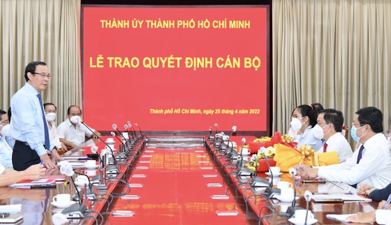 TP Hồ Chí Minh tổ chức lễ công bố và trao các quyết định cán bộ