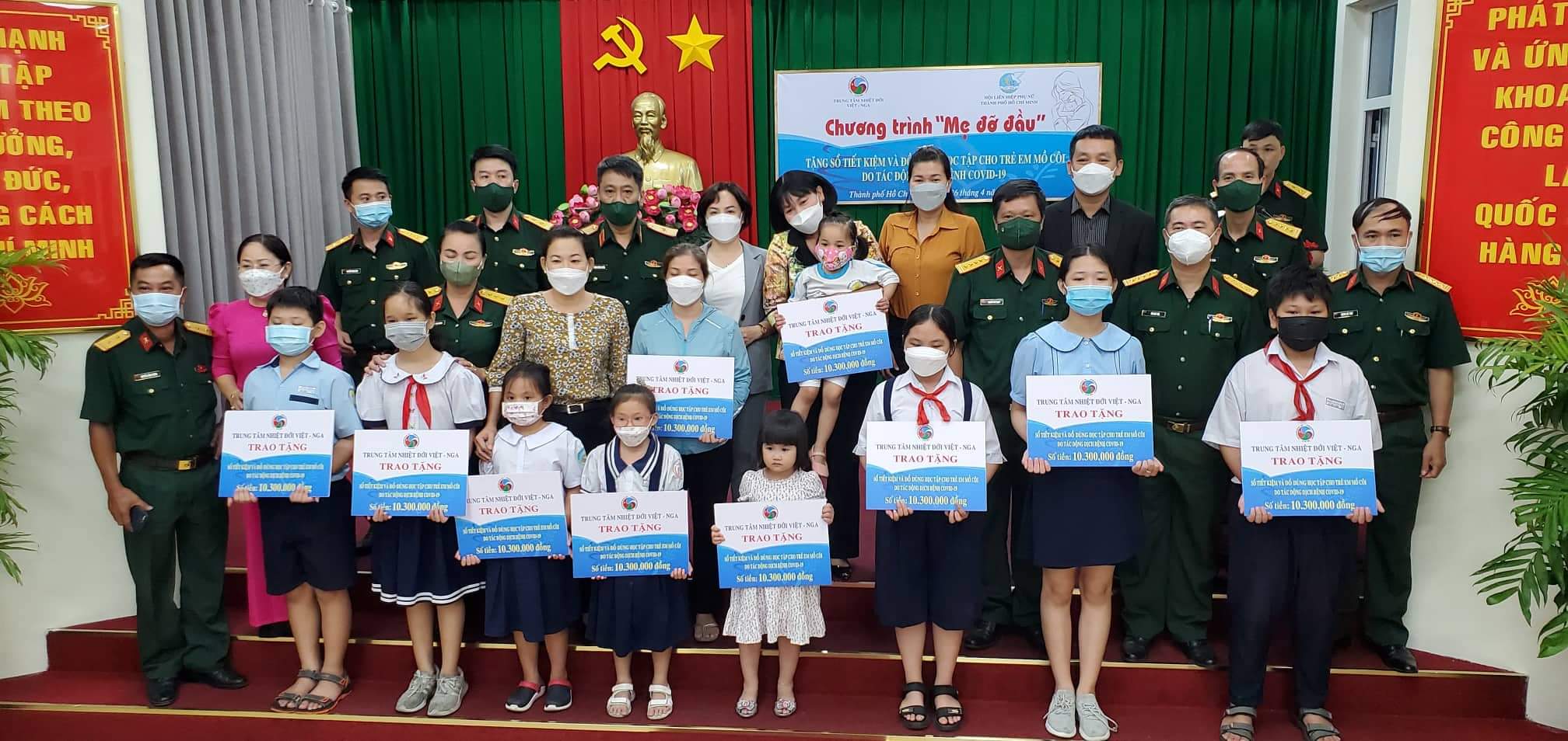 Trao tặng sổ tiết kiệm và đồ dùng học tập cho trẻ em mồ côi do dịch COVID-19