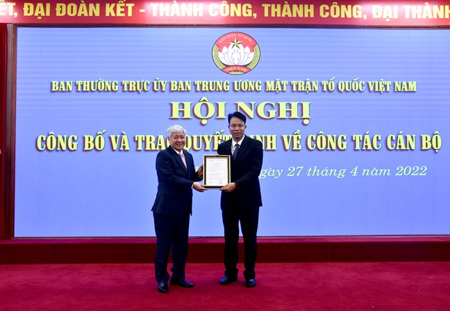 Ủy ban Trung ương MTTQ Việt Nam trao quyết định về công tác cán bộ