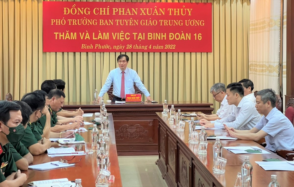 Đồng chí Phan Xuân Thuỷ thăm và làm việc với Binh đoàn 16