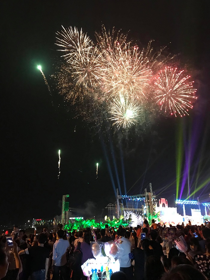 Bắn pháo hoa trong Lễ khai mạc SEA Games 31 tại sân vận động Mỹ Đình