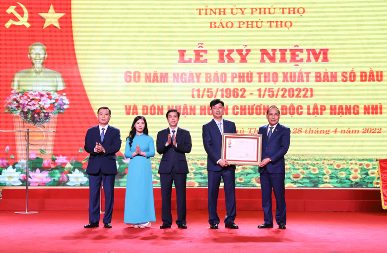 Báo Phú Thọ kỷ niệm 60 năm ngày xuất bản số đầu và đón nhận Huân chương Độc lập hạng Nhì