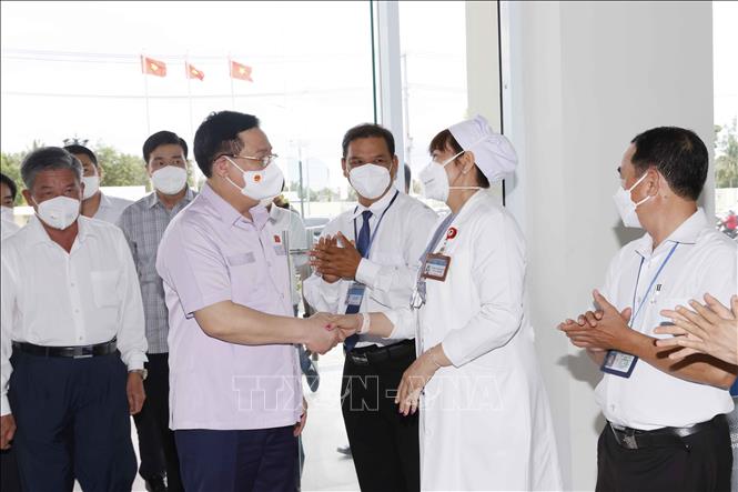 Chủ tịch Quốc hội Vương Đình Huệ thăm Bệnh viện Đa khoa Trà Vinh