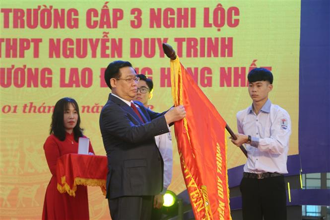 Chủ tịch Quốc hội Vương Đình Huệ dự Lễ kỷ niệm 60 năm thành lập Trường THPT Nguyễn Duy Trinh và đón nhận Huân chương Lao động hạng Nhất