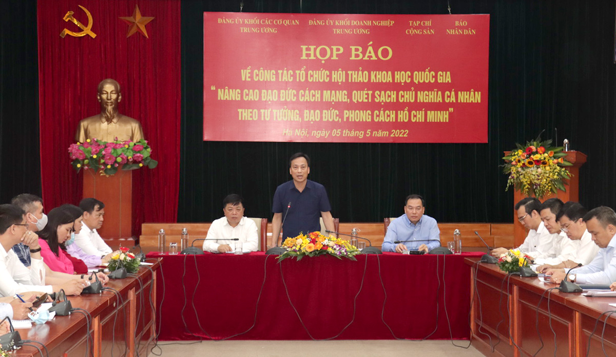 Nâng cao đạo đức cách mạng, quét sạch chủ nghĩa cá nhân