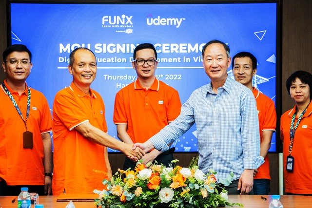 Ký hợp tác phát triển giáo dục trực tuyến tại Việt Nam giữa FUNiX và Udemy