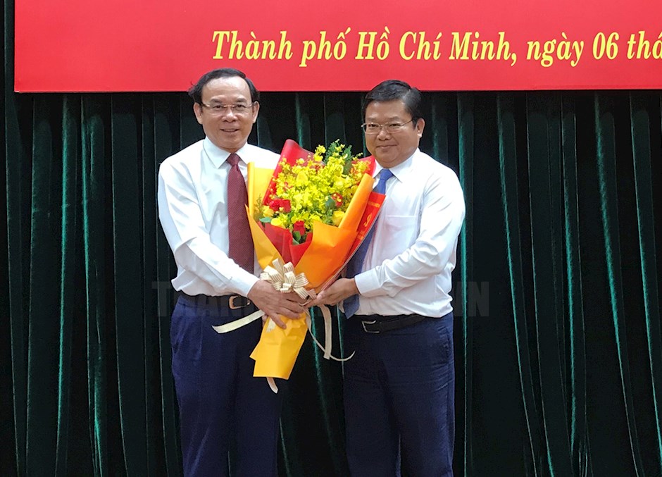 TP Hồ Chí Minh trao quyết định cán bộ