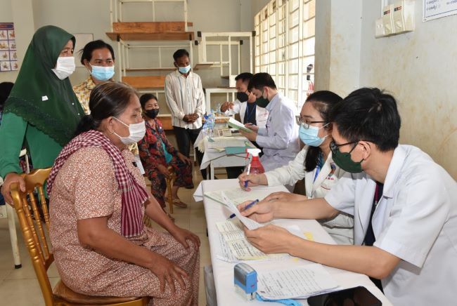 Thăm khám, cấp thuốc miễn phí tới người dân vùng biên giới Campuchia