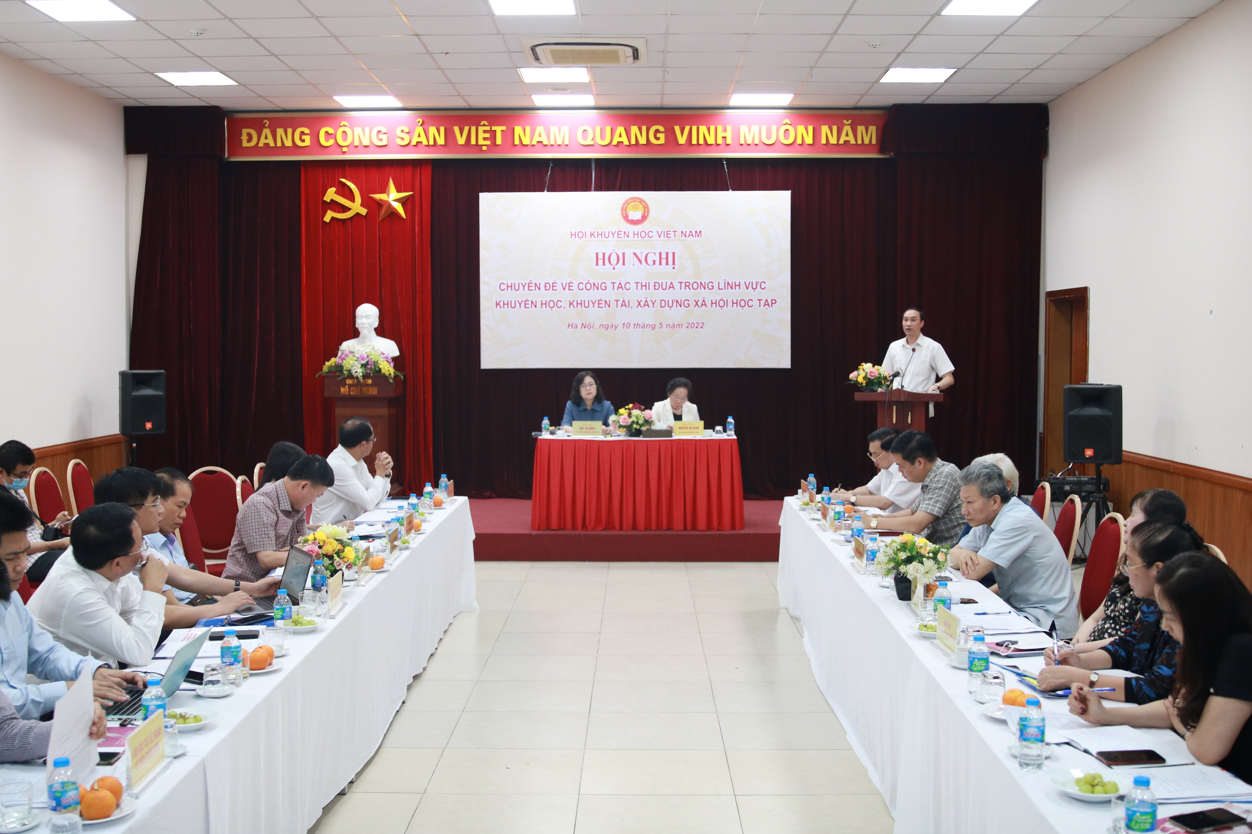 Cần có phong trào cả nước thi đua khuyến học, khuyến tài