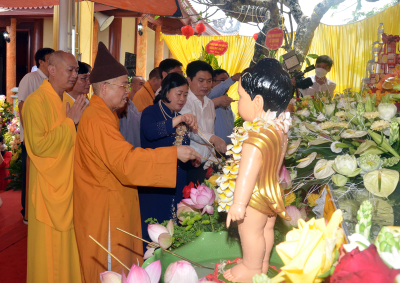 Đồng chí Bùi Thị Minh Hoài chúc mừng Đại lễ Phật đản tại tỉnh Hà Nam