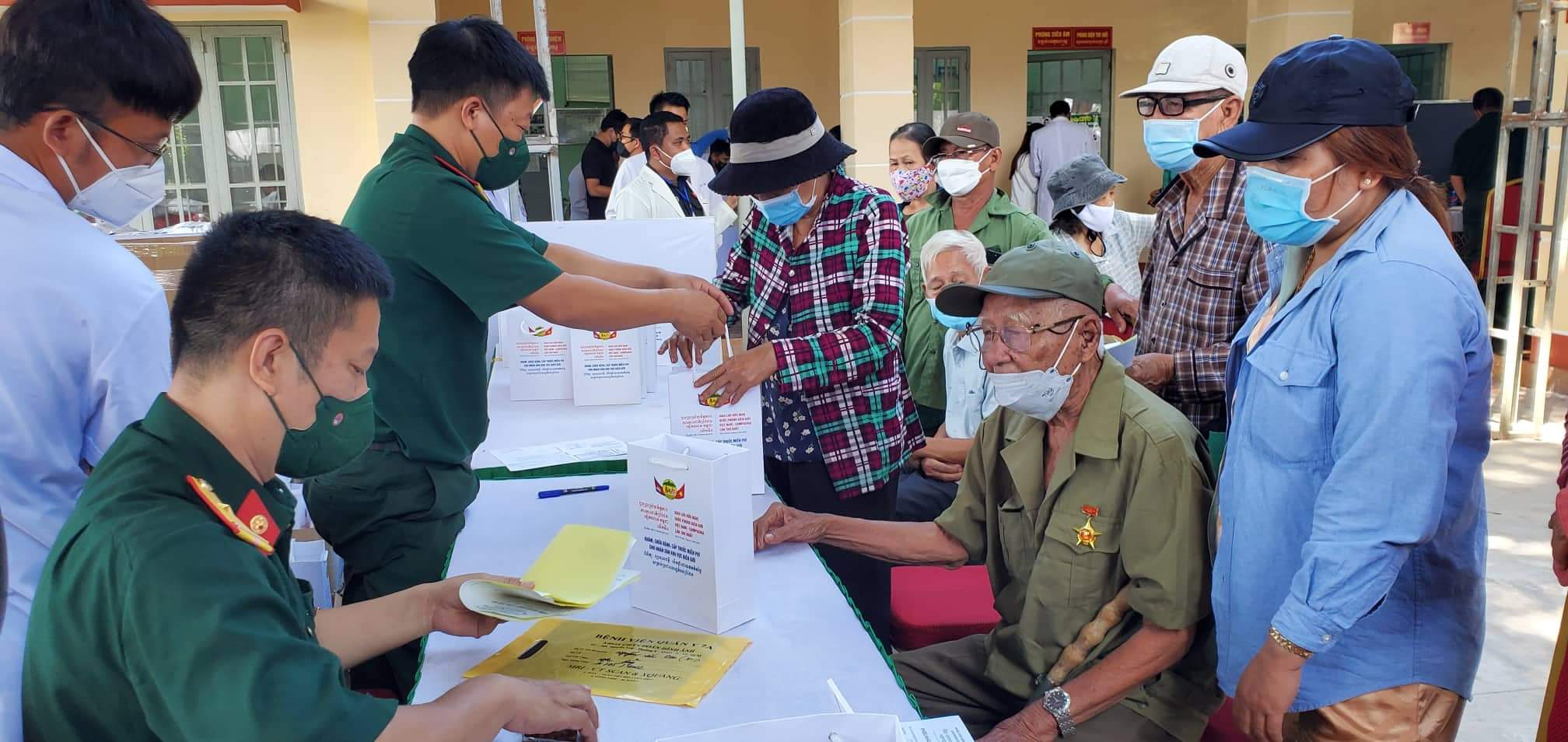 Quân y Việt Nam- Campuchia khám, chữa bệnh cho nhân dân huyện biên giới Lộc Ninh