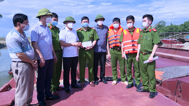 Hà Tĩnh Bắt giữ 6 sà lan khai thác cát trái phép